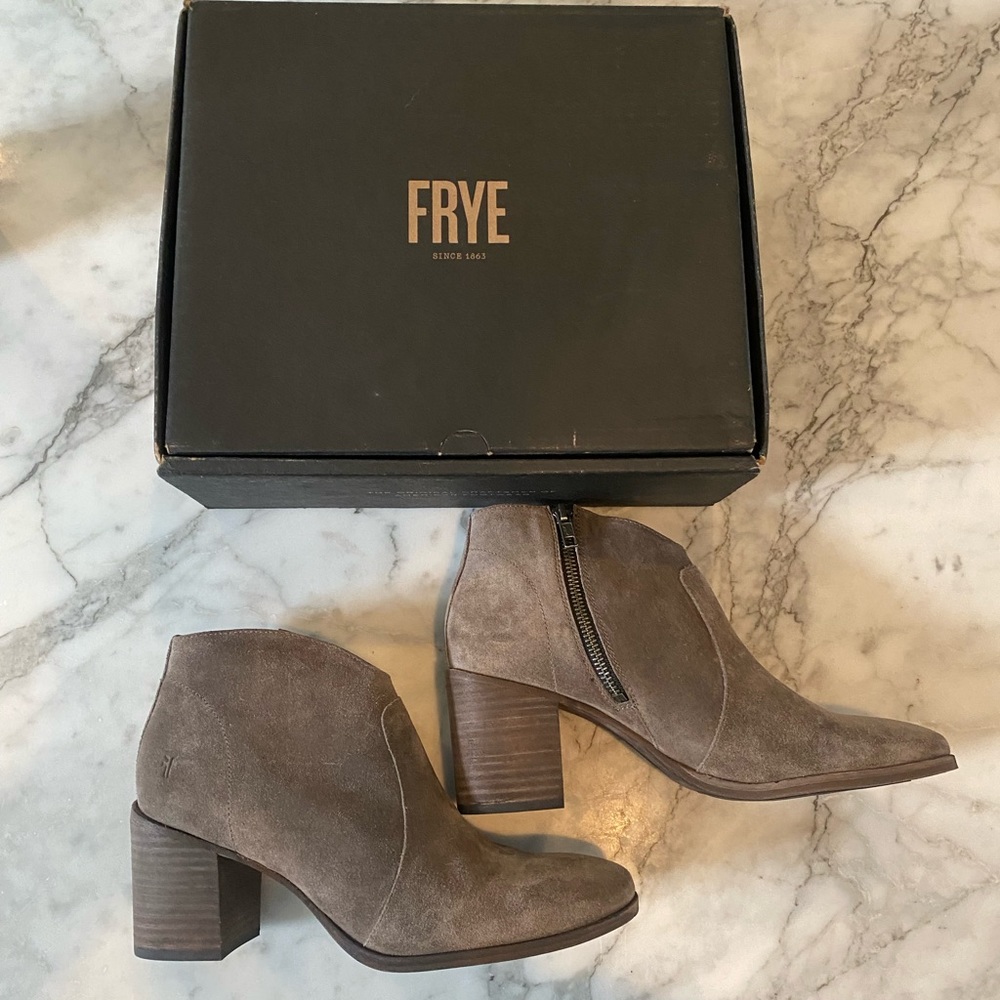 Frye Nora Zip Short NARROW